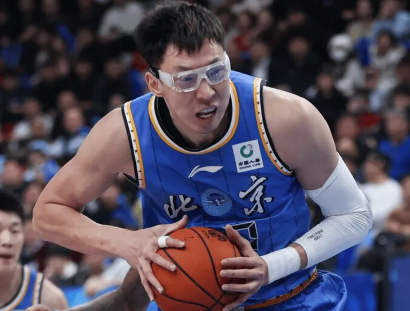 球探直播-周琦半场出战11分钟，投篮2中1得到3分7篮板1抢断2盖帽